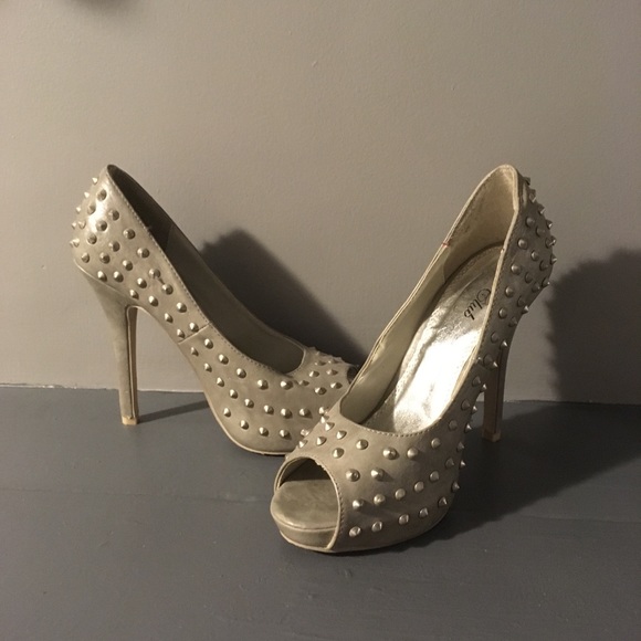 Stud heels - Picture 1 of 4